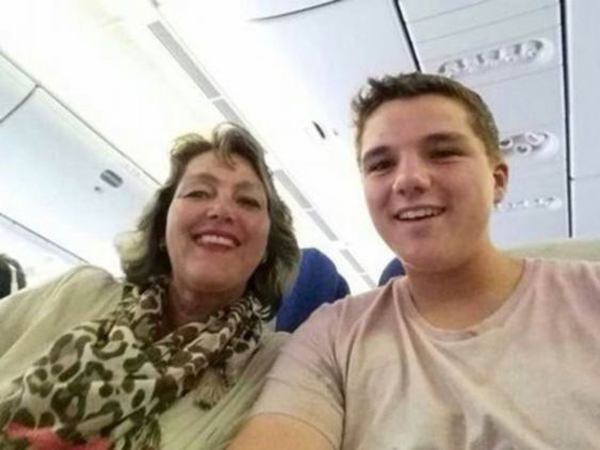 Ibu dan Anak Ini Sempat Berfoto Selfie di Pesawat MH17 Sebelum Jatuh!